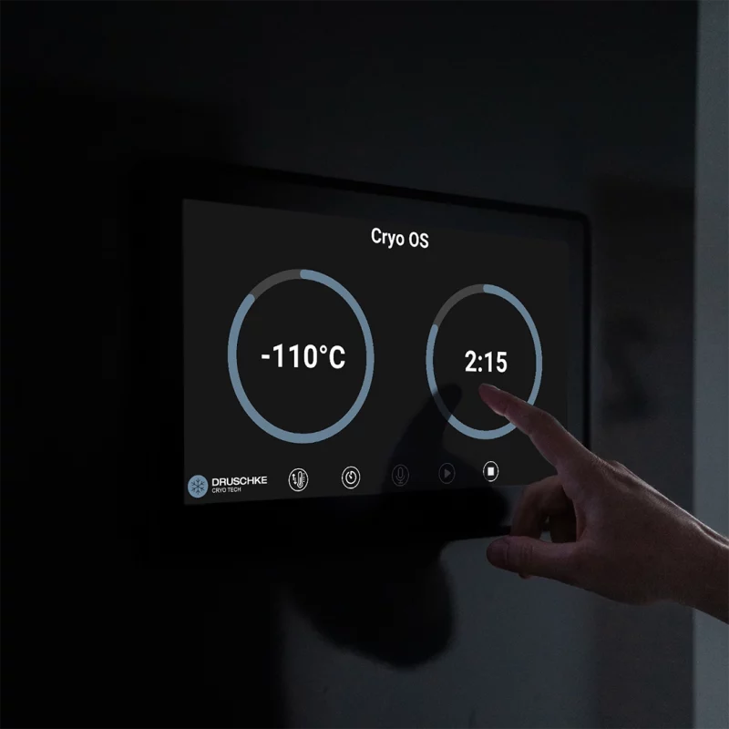 Betriebssystem Cryo Os auf schwarzem Paneel wird von einer Hand bedient