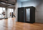 Druschke cryoE1 all-in-one Kältekammer steht in einem modernen City-Fitnessstudio