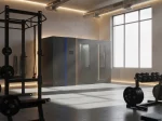 Druschke cryoE2 all-in-one Kältekammer steht mit Stehle in einem Fitnessstudio