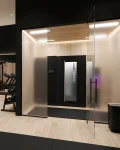 Druschke Kältekammer cryoE1 all in one steht in einem abgetrennten Glasraum in einem Fitnessstudio